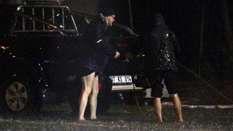 Antalya’da sağanak esareti: Yollar göle döndü, araçlar mahsur kaldı