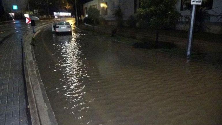 Antalya’da sağanak esareti: Yollar göle döndü, araçlar mahsur kaldı