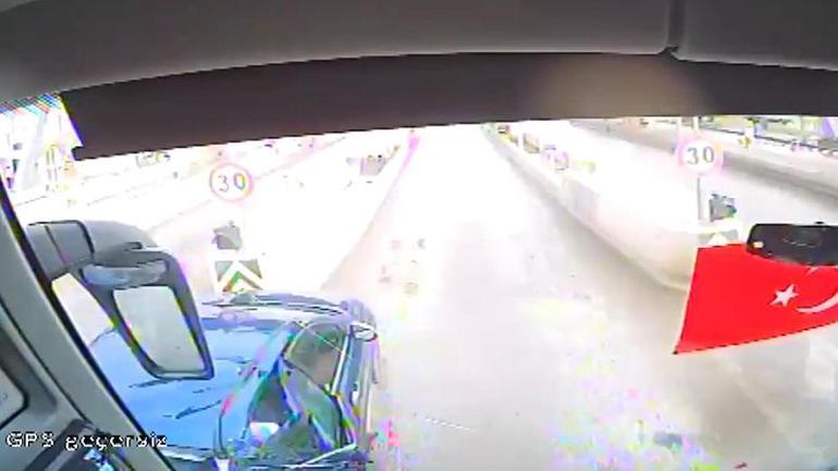 Yolcu otobüsü çarptığı aracı gişelerde sıkıştırmıştı Kazanın korkunç görüntüleri ortaya çıktı