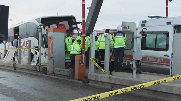 Yolcu otobüsü çarptığı aracı gişelerde sıkıştırmıştı Kazanın korkunç görüntüleri ortaya çıktı