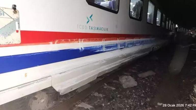 Toprak kayması felakete sebep oldu Balıkesirde yolcu treni raydan çıktı