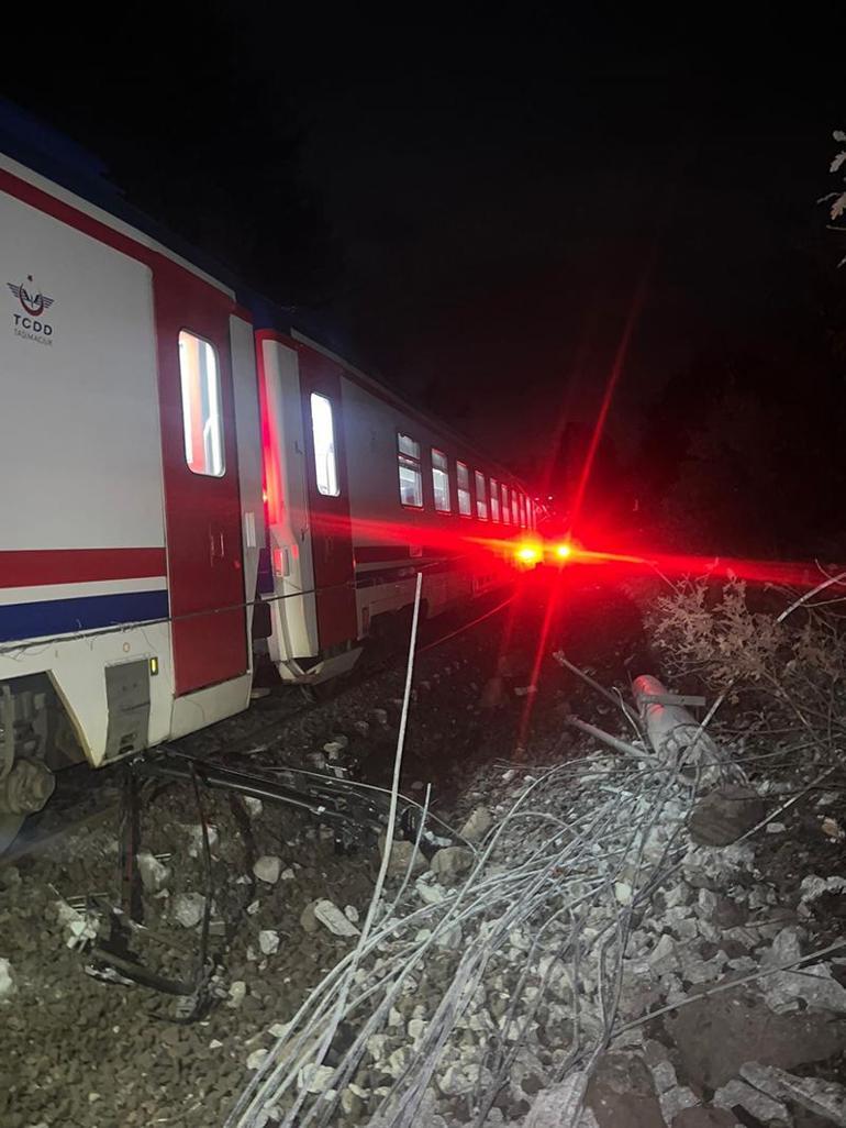 Balıkesirde facidan dönüldü Heyelan sebebiyle trenin 2 vagonu raydan çıktı