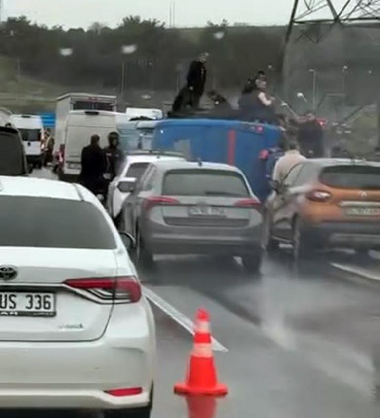 İstanbulda cezaevi nakil aracı devrildi: 2si ağır 19 yaralı