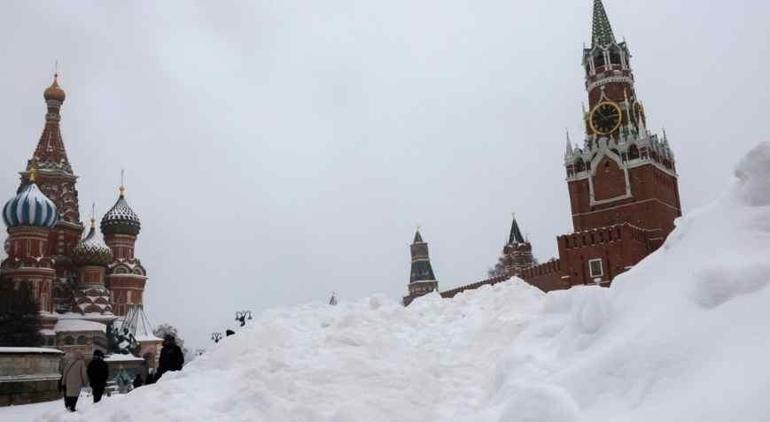 Moskova’da 203 yıllık rekor kırıldı 13 milyonluk başkent kara gömüldü