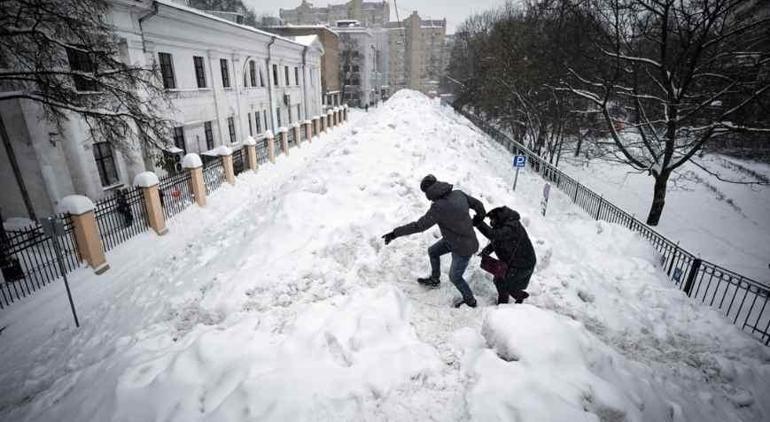 Moskova’da 203 yıllık rekor kırıldı 13 milyonluk başkent kara gömüldü