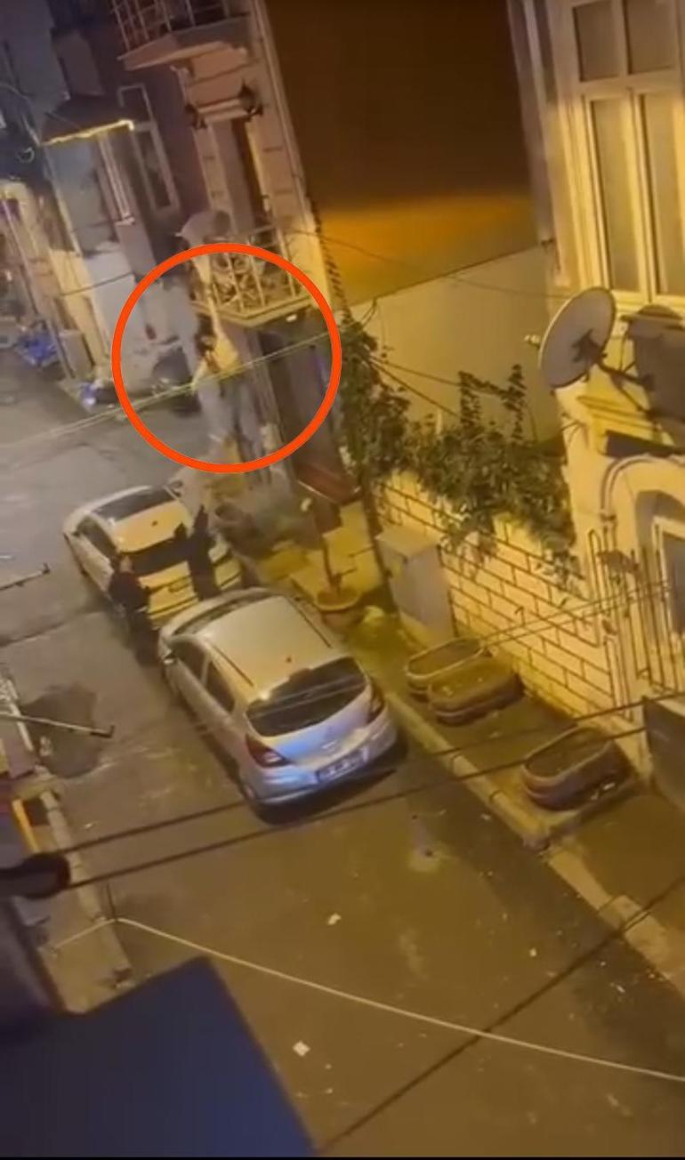 Beyoğlunda korku dolu anlar Balkondan atlamak isteyen kadını eşi böyle yakaladı