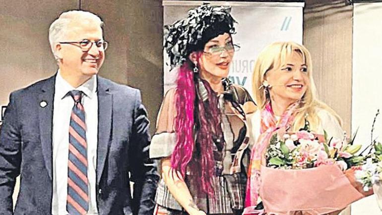 Hande Yener kanserle savaşını anlattı: Drenlerle sahneye çıktım