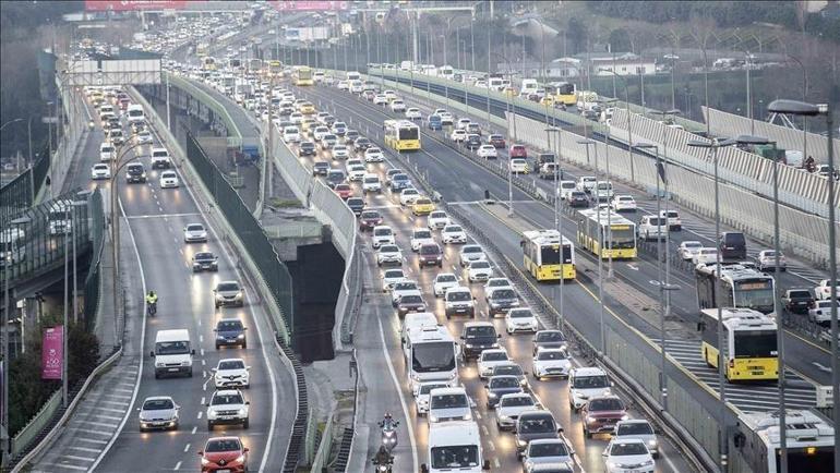 İstanbul’da Perşembe trafiği kilit Köprüler ve tünellerde uzun kuyruklar