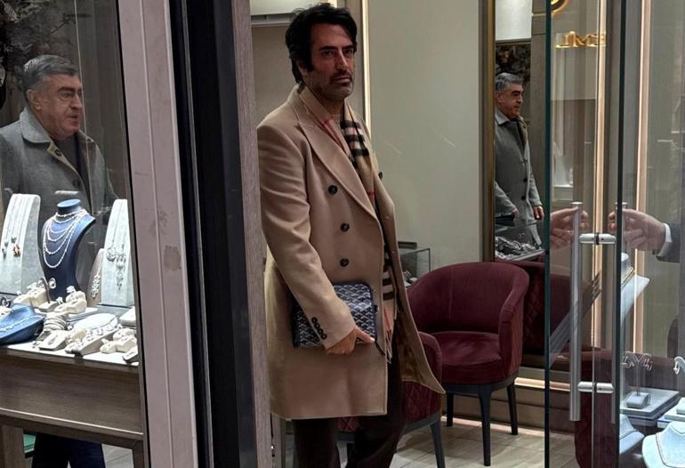 Mahsun Kırmızıgül parasını altına yatırıyor