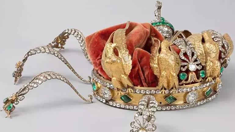 Louvre Müzesi, hırsızların kaçarken düşürdüğü tacı ilk kez paylaştı