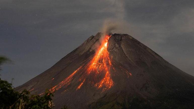 Endonezyadaki Semeru Yanardağında 5 kez patlama meydana geldi