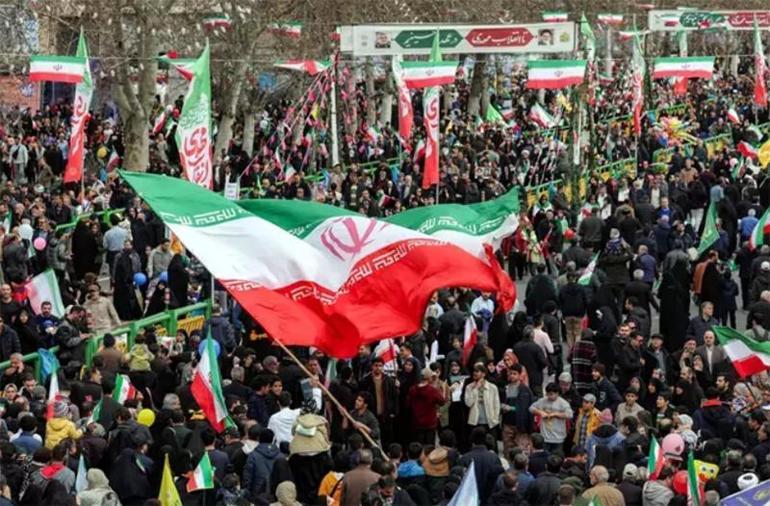 İranda İslam Devrimi kutlamalarında milyonlar sokağa döküldü ABDye tepki büyük