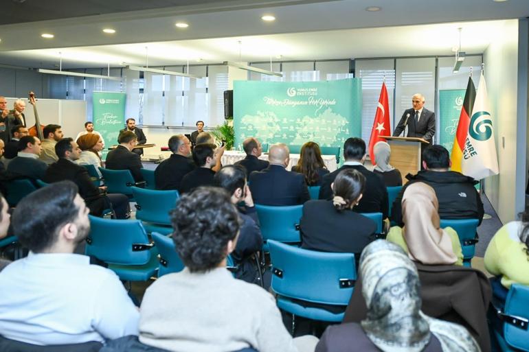 Bakan Ersoy Berlinde Türk öğrencilerle buluştu Yunus Emre Enstitüsü toplumlar arasında güçlü bir köprü