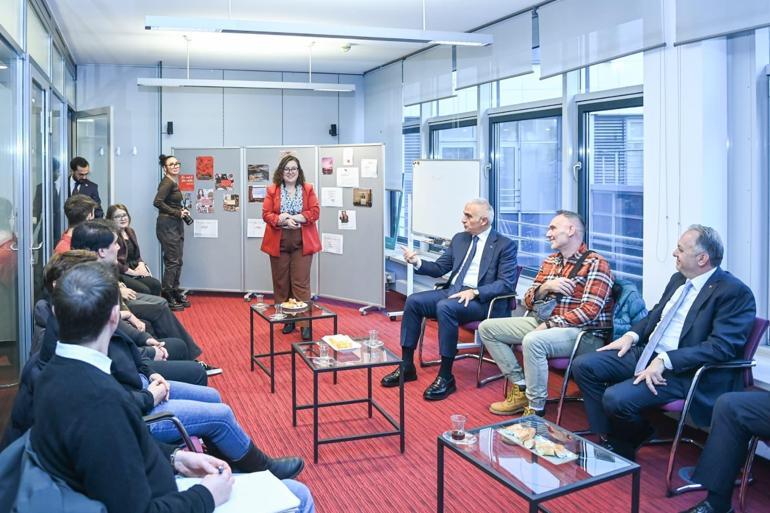 Bakan Ersoy Berlinde Türk öğrencilerle buluştu Yunus Emre Enstitüsü toplumlar arasında güçlü bir köprü