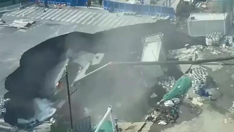 Dev çukur yolu yuttu Metro inşaatında zemin böyle çöktü
