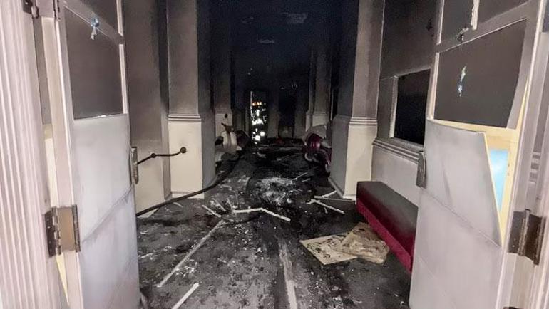 İtalyada yangın 180 yıllık tarihi tiyatro alevler içinde