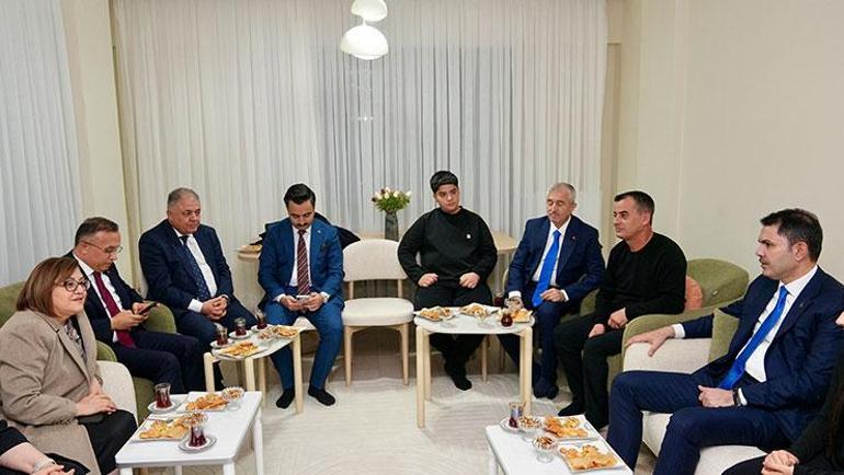 Bakan Kurum, depremzede ailenin yeni evine misafir oldu