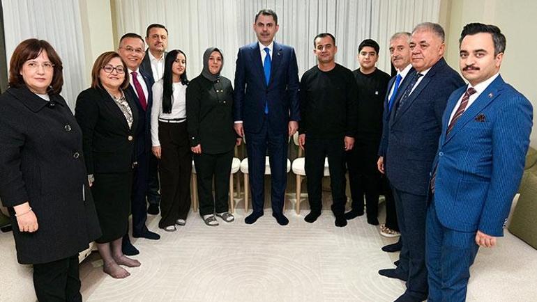 Bakan Kurum, depremzede ailenin yeni evine misafir oldu