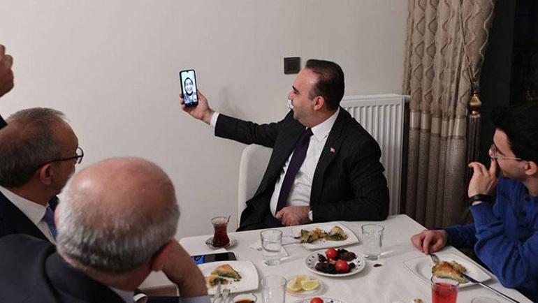 Bakan Kacır Malatya’da depremzede aile ile iftar yaptı