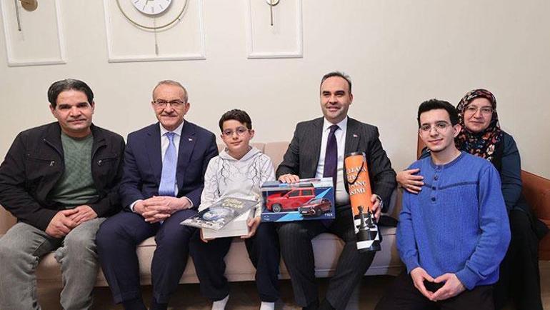 Bakan Kacır Malatya’da depremzede aile ile iftar yaptı