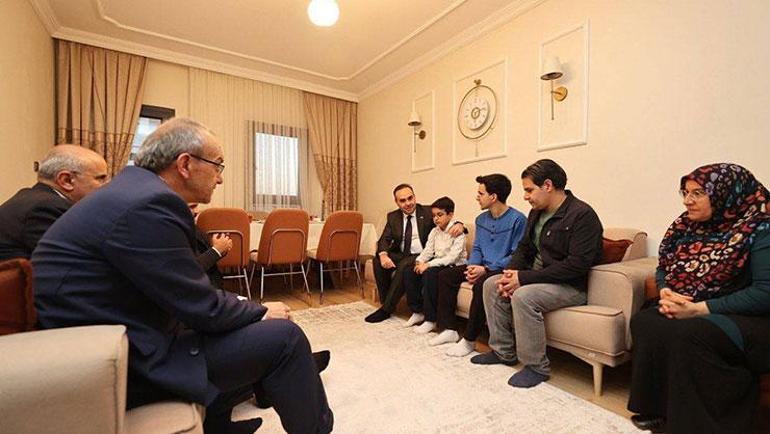 Bakan Kacır Malatya’da depremzede aile ile iftar yaptı