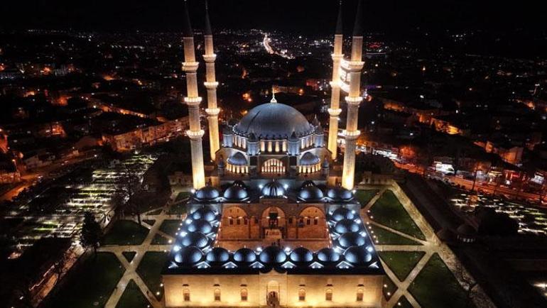 Bakan Ersoy: Vakıflar günde 100 bin vatandaşımıza iftar veriyor