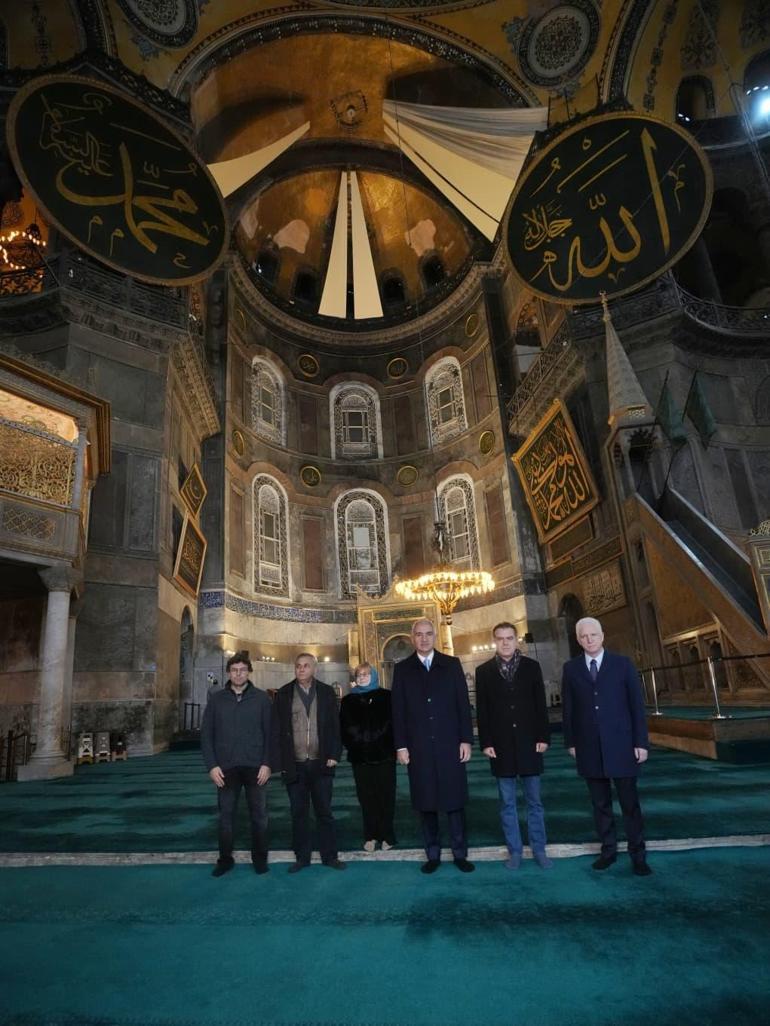 Bakan Ersoy açıkladı: Ayasofya’da süreç devam ediyor, Sultanahmet’te çalışmalar tamamlandı