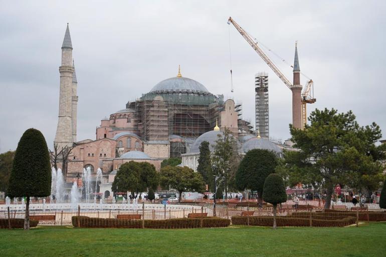 Bakan Ersoy açıkladı: Ayasofya’da süreç devam ediyor, Sultanahmet’te çalışmalar tamamlandı