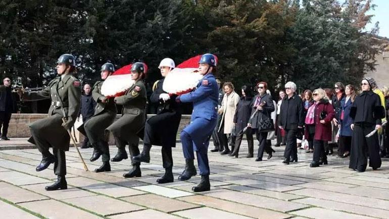 Bakan Gülerin eşi Demet Güler, kadın subaylarla Anıtkabiri ziyaret etti