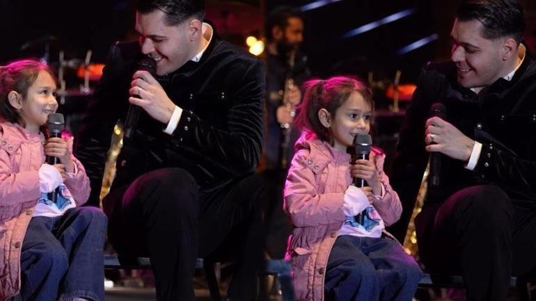 Emir Can İğrek sahnede minik hayranıyla düet yaptı