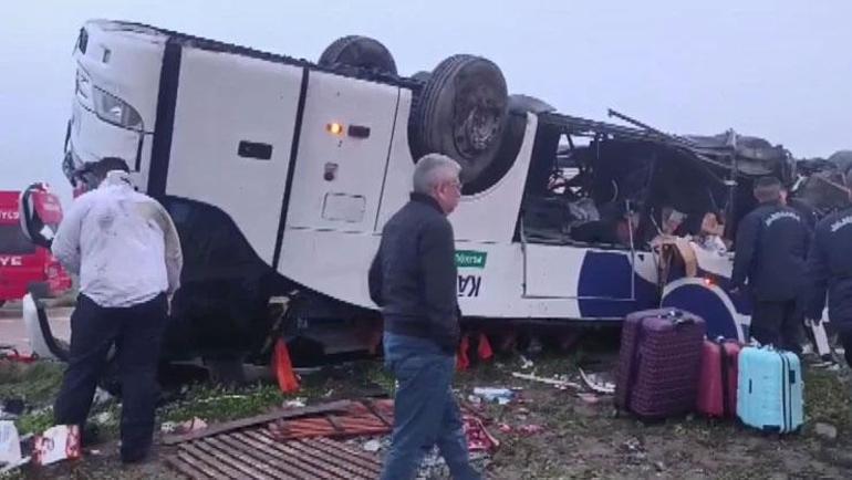 Bayram sabahı kahreden kaza Adanada yolcu otobüsü devrildi: 2 ölü,19 yaralı