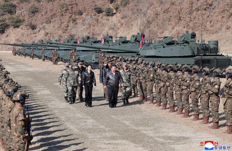 Dünya bu görüntüleri konuşuyor Kuzey Kore lideri Kim Jong-unun kızı tank başına geçti