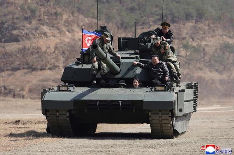 Dünya bu görüntüleri konuşuyor Kuzey Kore lideri Kim Jong-unun kızı tank başına geçti
