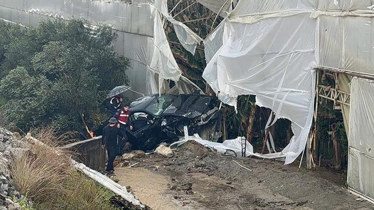 Aynı noktada 3 günde ikinci kaza Otomobiliyle muz serasına daldı
