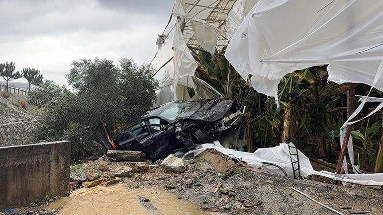 Aynı noktada 3 günde ikinci kaza Otomobiliyle muz serasına daldı