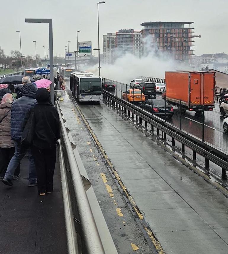Şişlide metrobüste yangın Ölen ya da yaralanan olmadı