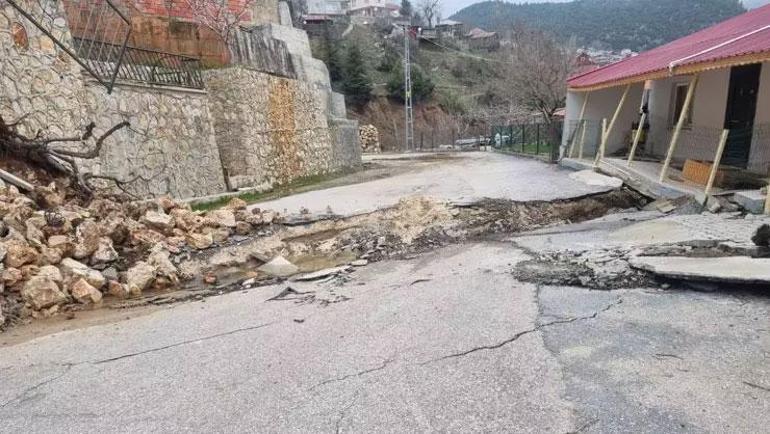 Mersinde gece yarısı toprak kayması Evler çöktü