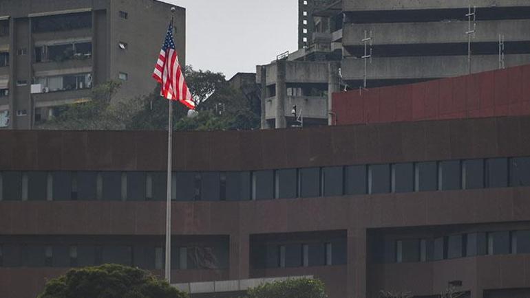 Venezuela’da 7 yıl sonra ABD bayrağı yeniden çekildi Caracas büyükelçiliği resmen açıldı