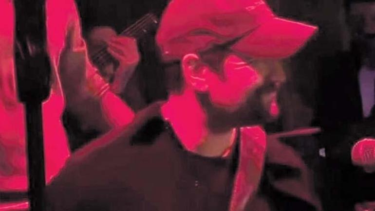 Çağatay Ulusoy, sevgilisi Aslıhan Malbora için gitar çaldı