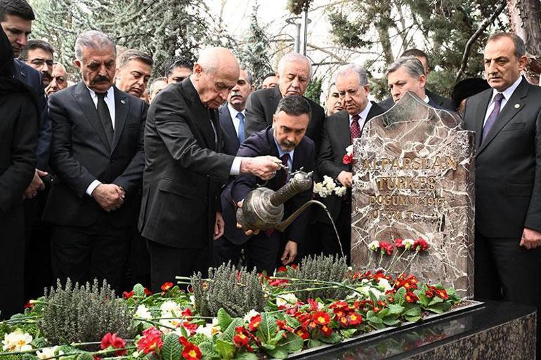 MHP lideri Bahçeli, Türkeşin kabrini ziyaret etti