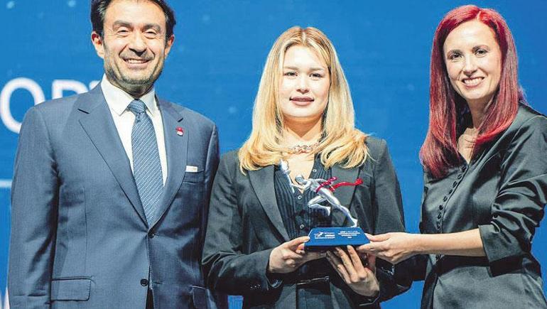 Defne Kurt yılın paralimpik sporcusu seçildi