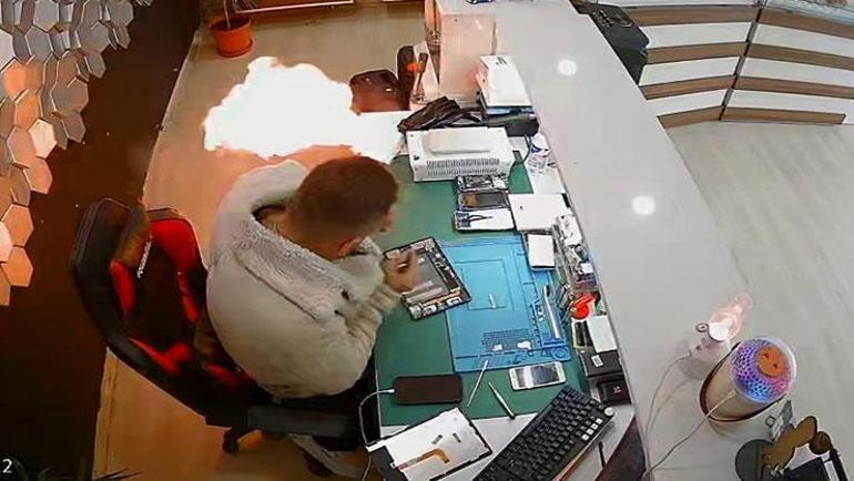 Şişen batarya bomba gibi patladı Panik anları kamerada