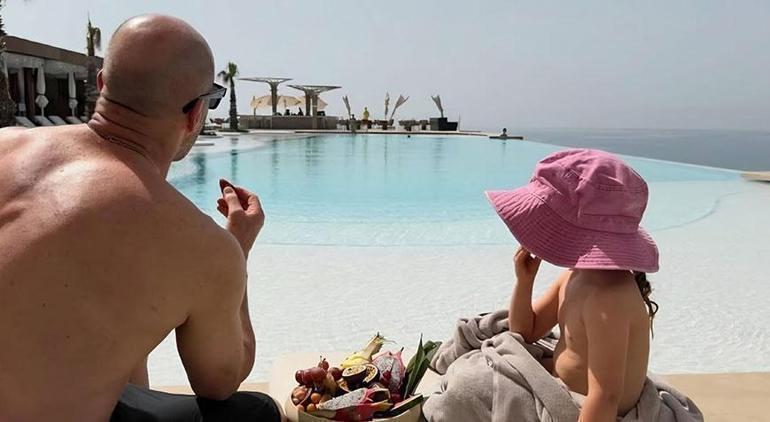 Jason Stathamdan Antalya sonsuzluk havuzunda poz