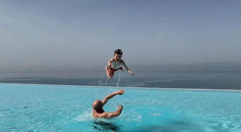 Jason Stathamdan Antalya sonsuzluk havuzunda poz