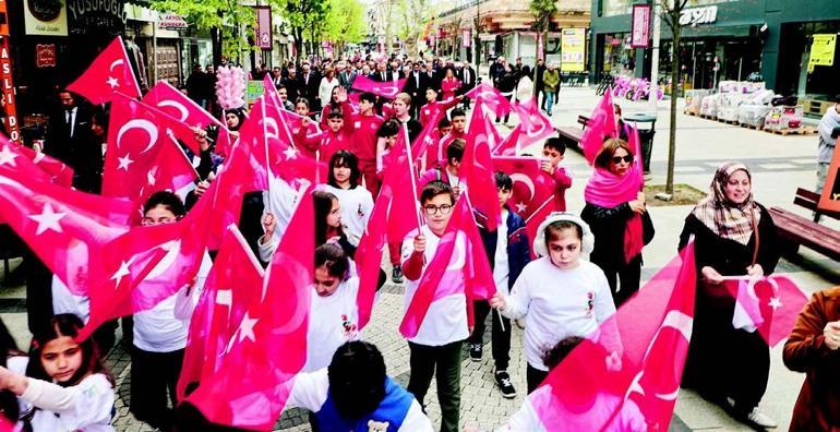 Yer kırmızı gök beyaz Miniklerin coşkusu tüm yurdu sardı