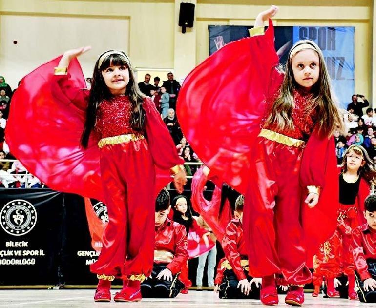 Yer kırmızı gök beyaz Miniklerin coşkusu tüm yurdu sardı