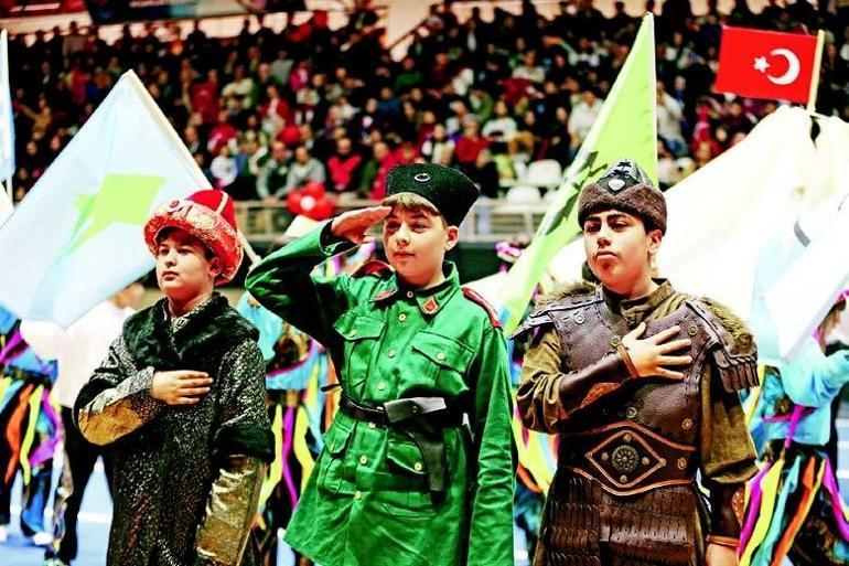 Yer kırmızı gök beyaz Miniklerin coşkusu tüm yurdu sardı