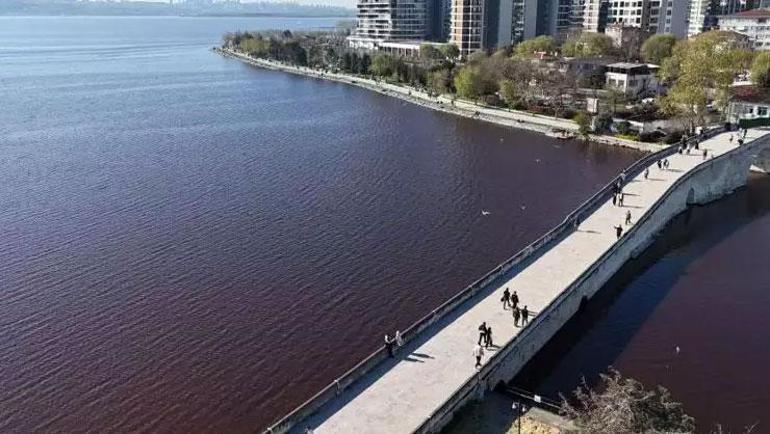 Küçükçekmece Gölünde çevre sakinlerini tedirgin Rengi, kırmızıya büründü