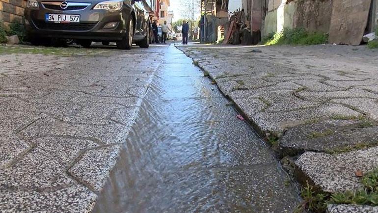 Ataşehir’de günlerdir boşa akan su isyan ettirdi 1 haftadır akıyor parası bizden çıkıyor