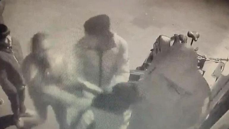 16 yaşındaki çocuğa, arkadaşının babasından sokak ortasında dayak Camiden evine kadar döverek götürdü